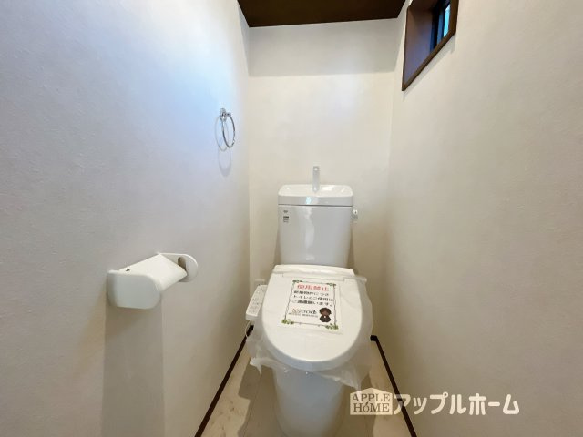 【新築住宅】熊谷市上之 第8期 全8棟のトイレ|温水洗浄器付き便座を標準装備してます♪窓付きで明るく、快適空間となっております。毎日使う場所だからこその配慮です。