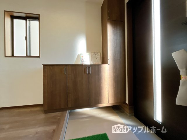 【新築住宅】熊谷市上之第8期 全8棟の玄関|明るくて清潔感溢れる玄関。便利な下駄箱収納付きです♪散らかりがちな玄関もすっきりと片付きます。