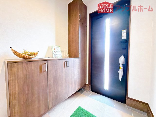 【新築住宅】熊谷市上之 第8期 全8棟の玄関|ご家族皆様の靴やお手入れ用品を収納できる収納棚を設置！お家に出会う人々を迎える玄関だからこそ、常に整理整頓しておきたいですね♪