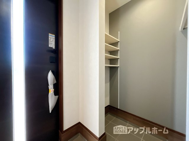 【新築住宅】熊谷市上之 第8期 全8棟の収納|住まう人も来客も入った時にワクワクさせてくれるオシャレな玄関♪収納もたっぷりあるので、靴がたくさんあっても安心！