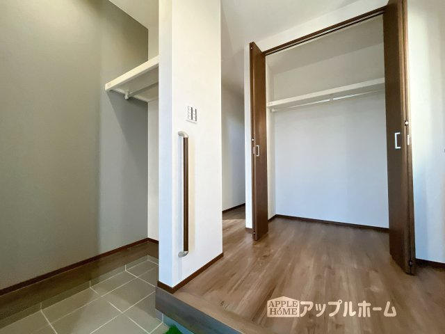 【新築住宅】熊谷市上之第8期 全8棟の収納|明るく清潔感のある玄関でお客様を迎えるスペースをパッと明るい印象に！大容量の収納力で大家族の履物もすっきり収納できます♪