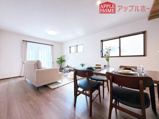 【新築住宅】熊谷市上之 第8期 全8棟の居間・リビング|窓から差し込む光で家族を温かく包み込みます。明るいリビングで子育てする喜びを☆いつでも見学可能です！