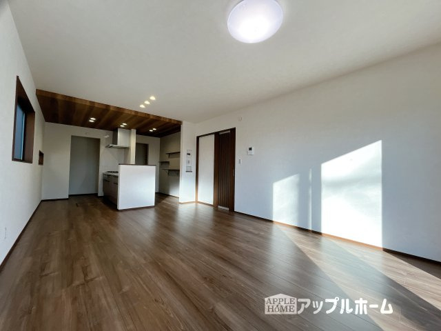 【新築住宅】熊谷市上之 第8期 全8棟の居間・リビング|窓から差し込む光で家族を温かく包み込みます。明るいリビングで子育てする喜びを☆いつでも見学可能です！