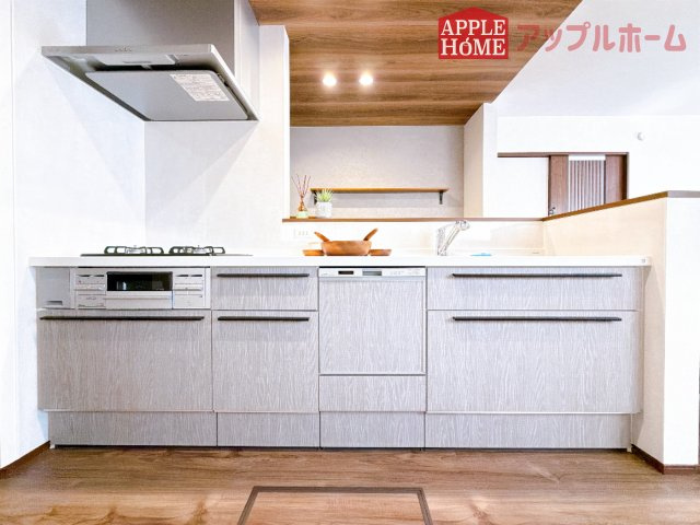 【新築住宅】熊谷市上之 第8期 全8棟のキッチン|キッチンから部屋中が見守れるので、小さなお子様がいるご家庭でも安心です。シンプル×ナチュラルな温かい空間は、どんなスタイルの家具も合わせやすいお部屋です。