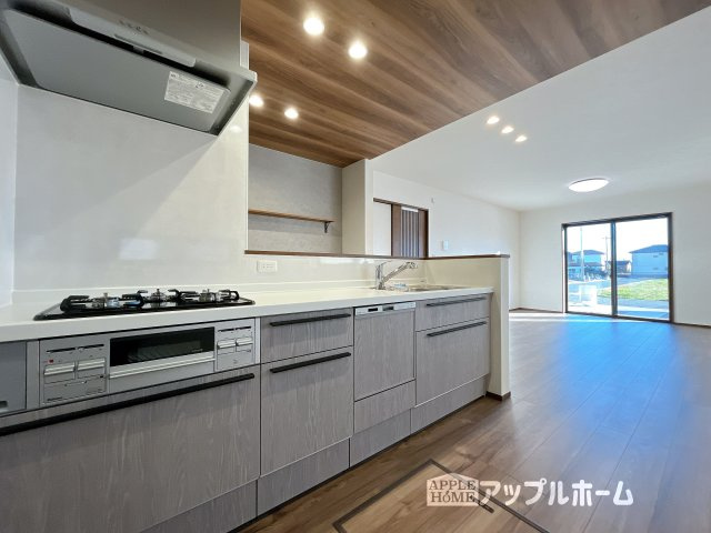 【新築住宅】熊谷市上之 第8期 全8棟のキッチン|見栄えもよくお手入れもスムーズに出来ます。豊富な収納力もございますので、キッチンスペースをスッキリとお使い頂けそうです。