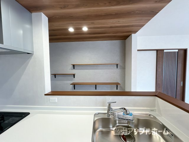 【新築住宅】熊谷市上之第8期 全8棟のキッチン|キッチンからのママ目線はコチラ♪キッチンは開放感もありリビング全体が見渡せますね♪広くて明るいキッチンは大変使いやすくなっております。