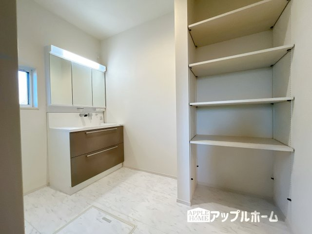 【新築住宅】熊谷市上之第8期 全8棟の独立洗面台|ゆとりの洗面スペースで朝の身支度も快適スムーズに。３面鏡で髪のセットやお化粧もストレスなくこなせ、朝から気分良く通勤通学に向かえそうですね！鏡の裏にはたっぷりと収納スペースを標準装備