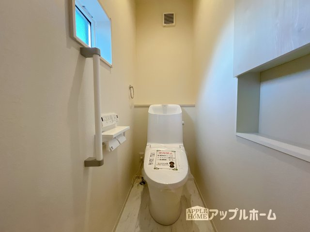 【新築住宅】熊谷市上之第8期 全8棟のトイレ|温水洗浄器付き便座を標準装備してます♪窓付きで明るく、快適空間となっております。毎日使う場所だからこその配慮です。
