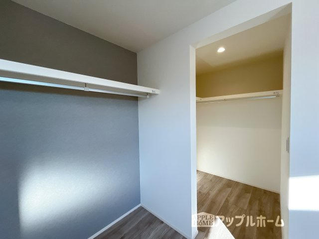 【新築住宅】熊谷市上之第8期 全8棟の収納|お洋服を大切にされる方に大変喜ばれる、ウォークインクローゼット。お洋服以外にも掃除機やスーツケースなどを一箇所に集約できるのは魅力ですね！扉が一箇所ですので、お部屋の見た目にもスッキリ！