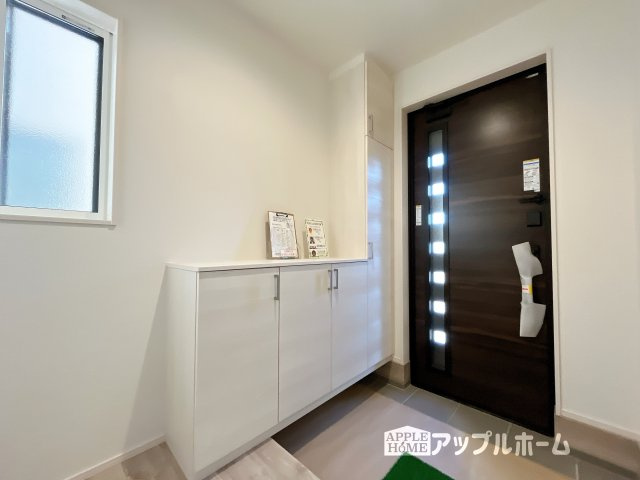 【新築住宅】熊谷市上之第8期 全8棟の玄関|明るくて清潔感溢れる玄関。便利な下駄箱収納付きです♪散らかりがちな玄関もすっきりと片付きます。