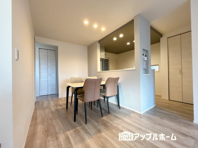 【新築住宅】熊谷市上之第8期 全8棟の居間・リビング|広々リビング×対面キッチンで家族の会話も弾みます♪家族団らんの秘訣は間取りにあり☆夢のマイホームを一緒に叶えましょう！