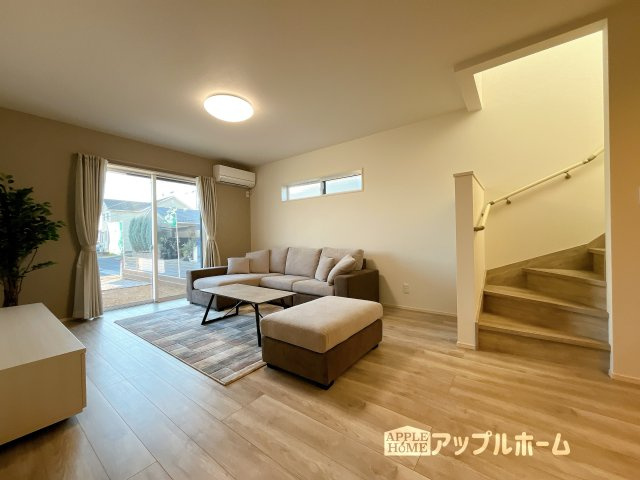 【新築住宅】熊谷市上之第8期 全8棟の居間・リビング|窓から差し込む光で家族を温かく包み込みます。明るいリビングで子育てする喜びを☆いつでも見学可能です！