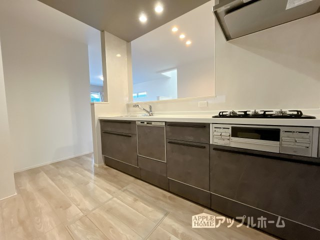 【新築住宅】熊谷市上之第8期 全8棟のキッチン|対面式キッチンは、家族のコミュニケーションを育み、子育て家族にも好適なプラン！リビングで寛ぐご家族をいつも感じられます♪会話を楽しみながら家事ができ、小さいお子様がいても安心です！
