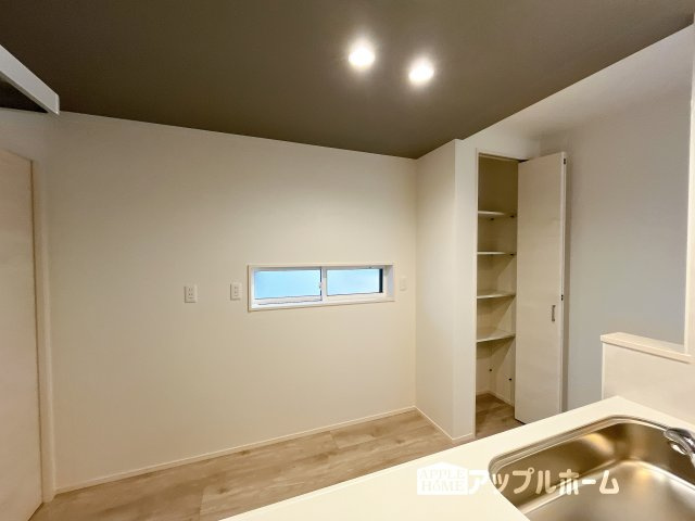【新築住宅】熊谷市上之第8期 全8棟の収納|見栄えもよくお手入れもスムーズに出来ます。豊富な収納力もございますので、キッチンスペースをスッキリとお使い頂けそうです。
