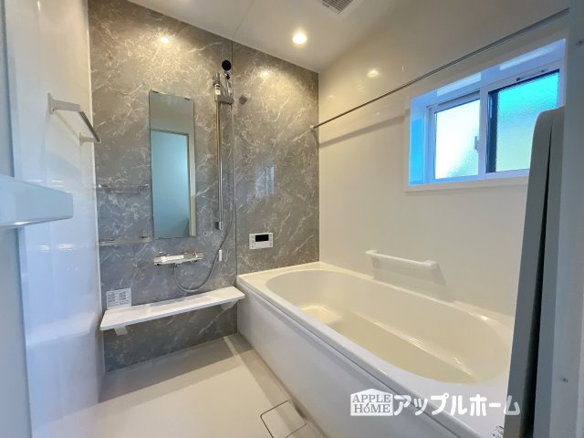【新築住宅】熊谷市上之第8期 全8棟の浴室|窓付きのバスルームは、採光もあり明るく気持ちの良い空間です。窓があることで、換気環境も良好。掃除もスムーズに出来ます
