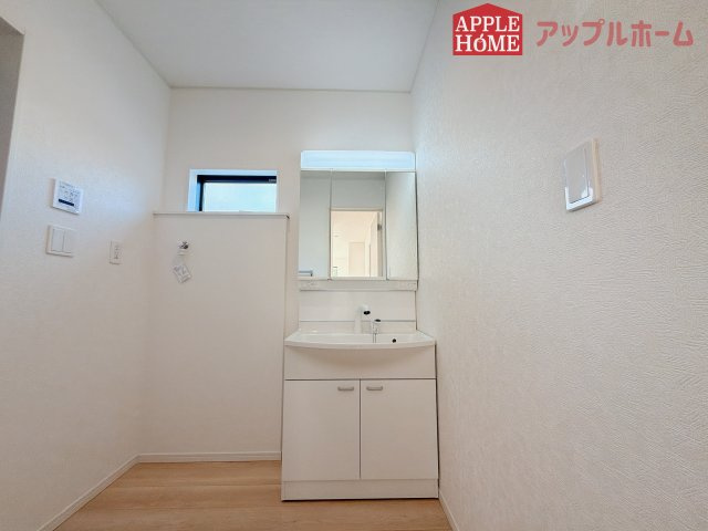 【新築住宅】熊谷市原島第1 全1棟の独立洗面台|三面鏡付きの洗面化粧台ですので、たっぷりと収納いただけます。白を基調とした清潔感のある快適空間です。毎日の身支度も気持ち良くお使い頂けます！！