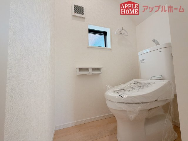 【新築住宅】熊谷市原島第1 全1棟のトイレ|温水洗浄器付き便座を標準装備してます♪窓付きで明るく、快適空間となっております。毎日使う場所だからこその配慮です。