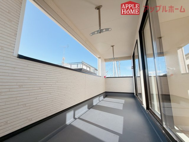 【新築住宅】熊谷市原島第1 全1棟のバルコニー|インナーバルコニーで突然の雨でも安心♪直射日光を防げるので、紫外線を気にせず自然の光や風を感じながら日光浴もできちゃいます♪