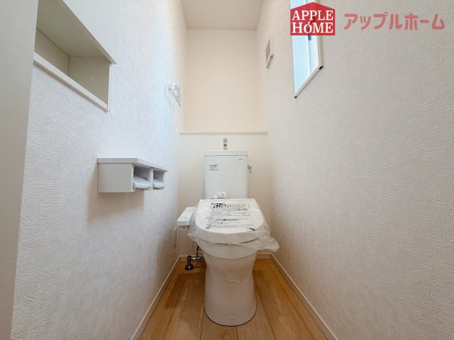 【新築住宅】熊谷市原島第1 全1棟のトイレ|温水洗浄器付き便座を標準装備してます♪窓付きで明るく、快適空間となっております。毎日使う場所だからこその配慮です。