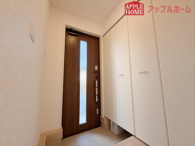 【新築住宅】熊谷市原島第1 全1棟の玄関|明るくて清潔感溢れる玄関。便利な下駄箱収納付きです♪散らかりがちな玄関もすっきりと片付きます。