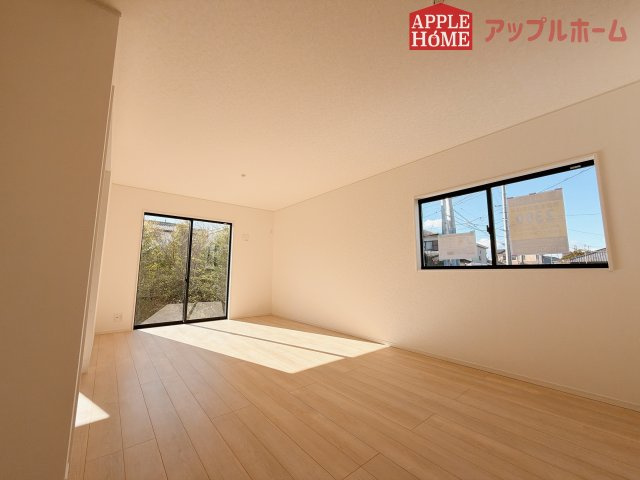 【新築住宅】熊谷市原島第1 全1棟の居間・リビング|大きな窓のあるリビングは、陽光あふれる明るい空間です。居心地良く、ご家族皆がゆったり寛げる憩いの空間となりそうです。