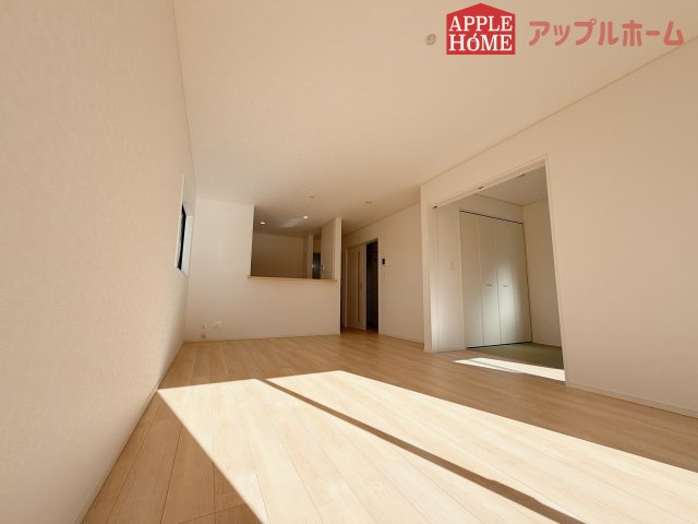 【新築住宅】熊谷市原島第1 全1棟の居間・リビング|窓から差し込む光で家族を温かく包み込みます。明るいリビングで子育てする喜びを☆いつでも見学可能です！
