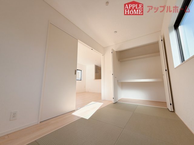 【新築住宅】熊谷市原島第1 全1棟の和室|クローゼット付きの洋風和室は、収納スペースが豊富で部屋全体がすっきりと片付きやすいのが特徴です。衣類や荷物を整理しやすく、生活感を抑えた洗練された空間を保てます。