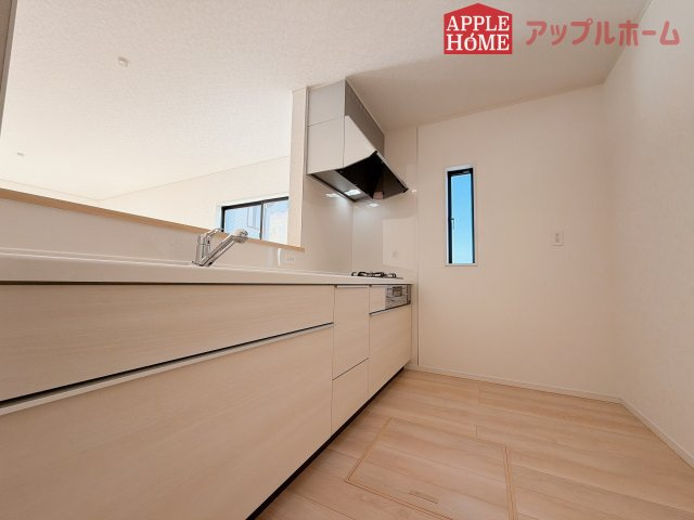 【新築住宅】熊谷市原島第1 全1棟のキッチン|キッチンから部屋中が見守れるので、小さなお子様がいるご家庭でも安心です。シンプル×ナチュラルな温かい空間は、どんなスタイルの家具も合わせやすいお部屋です。