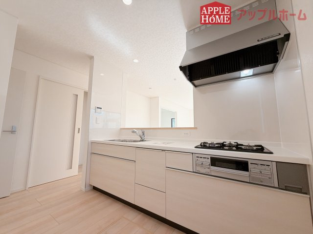【新築住宅】熊谷市原島第1 全1棟のキッチン|対面式キッチンは、家族のコミュニケーションを育み、子育て家族にも好適なプラン！リビングで寛ぐご家族をいつも感じられます♪会話を楽しみながら家事ができ、小さいお子様がいても安心です！