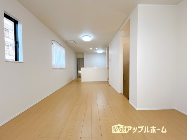 【新築住宅】さいたま市南区辻四丁目 全2棟の居間・リビング|広々リビング×対面キッチンで家族の会話も弾みます♪家族団らんの秘訣は間取りにあり☆夢のマイホームを一緒に叶えましょう！