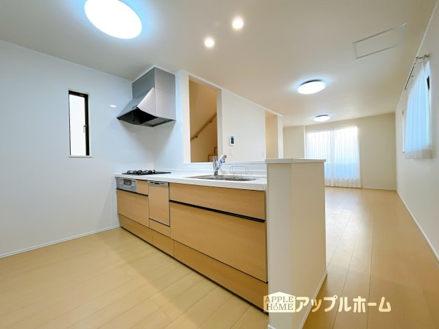 【新築住宅】さいたま市南区辻四丁目 全2棟のキッチン|対面式キッチンは、家族のコミュニケーションを育み、子育て家族にも好適なプラン！リビングで寛ぐご家族をいつも感じられます♪会話を楽しみながら家事ができ、小さいお子様がいても安心です！
