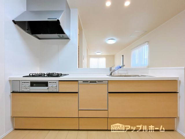 【新築住宅】さいたま市南区辻四丁目 全2棟のキッチン|見栄えもよくお手入れもスムーズに出来ます。豊富な収納力もございますので、キッチンスペースをスッキリとお使い頂けそうです。