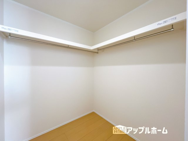 【新築住宅】さいたま市南区辻四丁目 全2棟の収納|お洋服を大切にされる方に大変喜ばれる、ウォークインクローゼット。お洋服以外にも掃除機やスーツケースなどを一箇所に集約できるのは魅力ですね！扉が一箇所ですので、お部屋の見た目にもスッキリ！