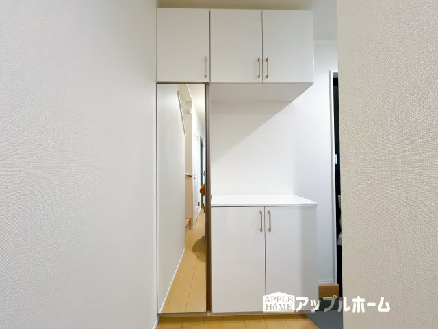 【新築住宅】さいたま市南区辻四丁目 全2棟の玄関|明るくて清潔感溢れる玄関。便利な姿見鏡＆下駄箱収納付きです♪散らかりがちな玄関もすっきりと片付きます。