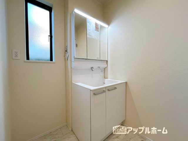 【新築住宅】さいたま市南区辻四丁目 全2棟の独立洗面台|ゆとりの洗面スペースで朝の身支度も快適スムーズに。３面鏡で髪のセットやお化粧もストレスなくこなせ、朝から気分良く通勤通学に向かえそうですね！鏡の裏にはたっぷりと収納スペースを標準装備