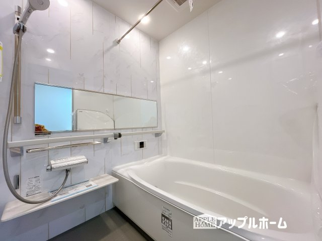 【新築住宅】さいたま市南区辻四丁目 全2棟の浴室|ゆったり寛げる1坪タイプのシステムバス。足を伸ばしてゆっくりとくつろげます。お子様と一緒に入ってもゆとりがありますね♪便利な浴室乾燥機付き！