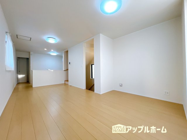 【新築住宅】さいたま市南区辻四丁目 全2棟の居間・リビング|窓から差し込む光で家族を温かく包み込みます。明るいリビングで子育てする喜びを☆いつでも見学可能です！