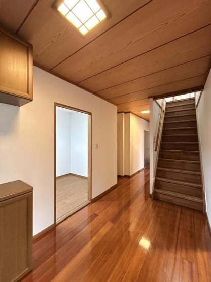 【玄関】 | 宗像市ひかりヶ丘５丁目 　戸建て | 少しレトロな雰囲気漂う玄関ホールは広く開放感のある空間に仕上がっています