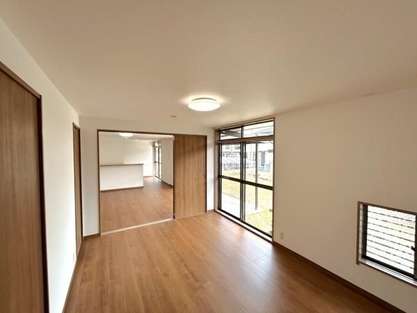 【洋室】 | 宗像市ひかりヶ丘５丁目 　戸建て | 1階6帖の洋室。リビングとは引き戸でフラットにつながっています