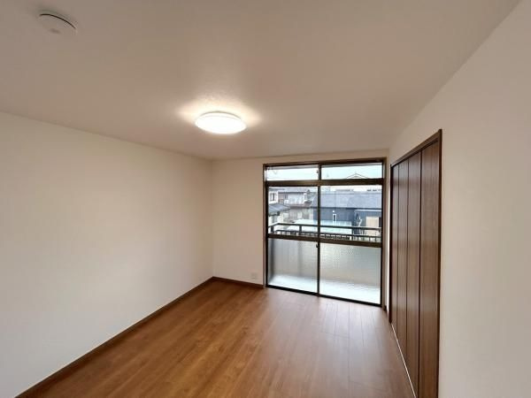 【洋室】 | 宗像市ひかりヶ丘５丁目 　戸建て | 2階6帖の洋室。バルコニー付きの明るいお部屋です