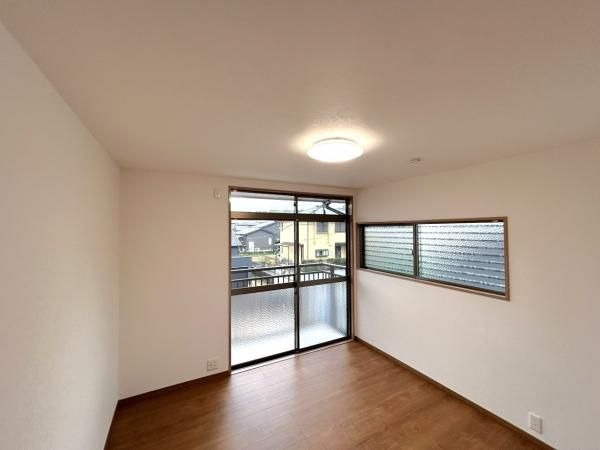 【洋室】 | 宗像市ひかりヶ丘５丁目 　戸建て | 2階4.5帖の洋室。2面窓から室内に多く光を取り入れております