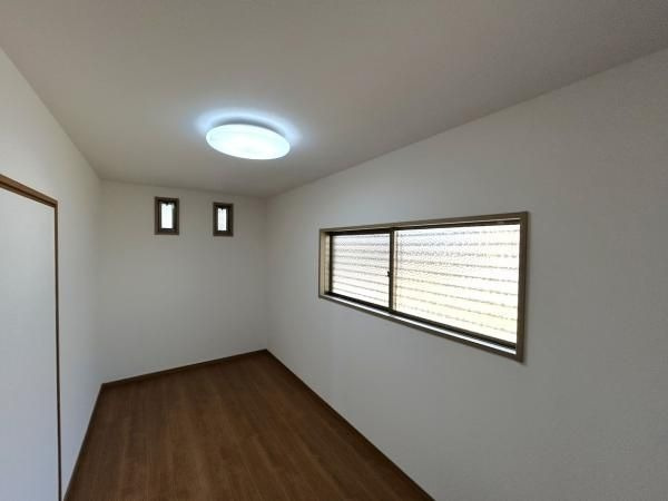 【その他】 | 宗像市ひかりヶ丘５丁目 　戸建て | 2階の納戸。窓があるので換気がしやすく定期的に風通しができます