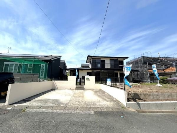 【駐車場】 | 宗像市ひかりヶ丘５丁目 　戸建て | 前面道路は広々としておりバックでの駐車もしやすいです。並列で2台停められます