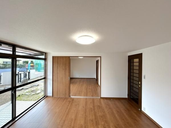 【居間・リビング】 | 宗像市ひかりヶ丘５丁目 　戸建て | 間取り変更を行い、ご家族でゆったりとくつろげる広さのリビングになりました