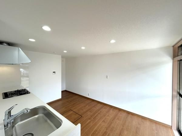 【キッチン】 | 宗像市ひかりヶ丘５丁目 　戸建て | キッチン背面は広々としており、冷蔵庫や食器棚を置いてもゆとりがあります
