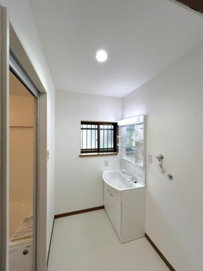 【独立洗面台】 | 宗像市ひかりヶ丘５丁目 　戸建て | 脱衣所に大きな窓があるので換気もばっちりで湿気をこもらせず、結露やカビの発生を防ぎます