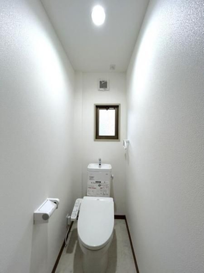 【トイレ】 | 宗像市ひかりヶ丘５丁目 　戸建て | いつも綺麗に清潔に！ウォッシュレット付きトイレです。窓も付いてるので空気の入れ替えも楽にできます