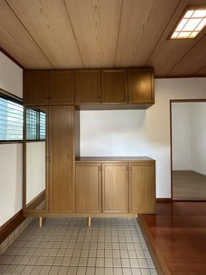 【玄関】 | 宗像市ひかりヶ丘５丁目 　戸建て | 玄関には収能力の高いシューズボックスと姿見までセットされています