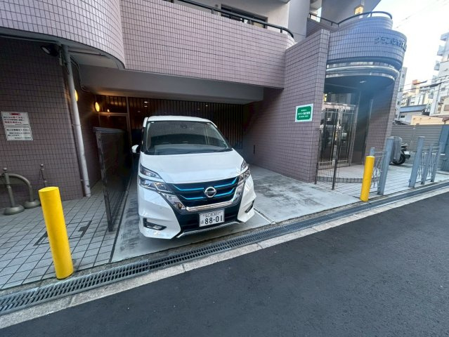 グランシャリオ高津の駐車場