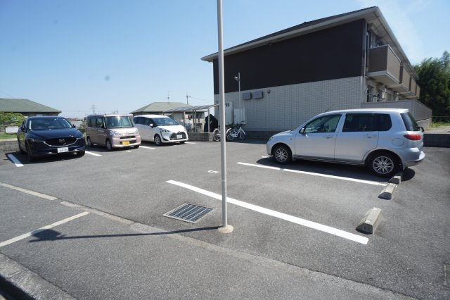 シャルム郡山の駐車場